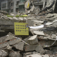 北川的受損建物旁豎立許多人道標語，提醒人們不要踐踏廢墟、不要拾取散落物品，並且放低音量、尊重往生者。