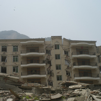 由於地震時，建物各部分受到不等量與方向不同的搖晃，使得強度較弱的部分形成剪力破壞。