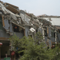 北川被震毀的餐廳。屋頂完全毀損，冷氣甚至懸掛在牆外，由此可看出地震後，目前當地建物幾乎沒有受到人為干擾，仍保留震後原狀。