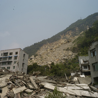 汶川地震與該年9月24日的暴雨，使北川縣四周山坡都發生嚴重的崩塌現象。地震使土石流啟動的前期累積雨量降低14.8至22.1％，且多發生在志留紀的板岩與千枚岩中（佔64％）。本圖山坡即為其中一個大規模崩塌地。
