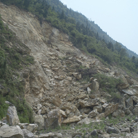道路旁的崩塌地。上層露出基岩與崩塌面，下層則是崖錐堆積。崖錐的土石粒徑不一，為崩積物的特徵之一。另外，因為堆積的土石並不穩定，經過當地仍需注意落石。