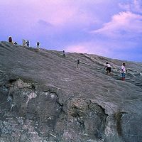 膠結的鹽山覆蓋灰塵之後，看起來像是一座光禿的小山，鹽山上的視野極好，吸引了許多民眾登上鹽山遊玩。
