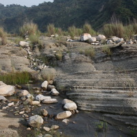 卓蘭層的岩性為砂頁岩互層，頁岩岩色較深而砂岩較淺，因此視覺上呈現深淺交錯的特性，命名為「千層岩」。千層岩中間凹下處為河水流經、侵蝕之處，因此堆疊了許多礫石。這些礫石在搬運過程中不斷滾磨，外形較圓滑。