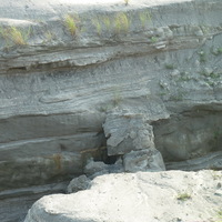 本圖呈現岩層差異侵蝕的地形景觀，其中中央為自上方崩落的砂岩岩塊，右側則有較大規模的崖錐。由於小範圍的頁岩層崩落速率應不會有太大差異，因此崖錐規模與下方砂岩層突出邊坡的長度較有關係。突出邊坡表面越長，越能堆積較多量的土石，形成較大規模的崖錐。
