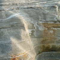 大安溪峽谷的岩層有許多沉積構造，圖中自上方數來第二層岩層即有「交錯層」。交錯層是平行岩層中所夾的傾斜層理，為水流夾帶的泥沙，沿著緩坡向前堆積出的層理。從圖中的傾斜方向判斷，岩層堆積時的水流方向從左方流到右方。