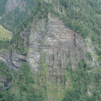 此區域為一顯著的岩層露頭，由於岩層位態影響此邊坡的岩層與地面呈現幾乎水平的狀態，因此不若順向坡產生平面型的地滑，風化物質在強度下降後，由於缺乏植被的保護，受重力的影響下便直接墜落，故此露頭無顯著的風化層堆積。