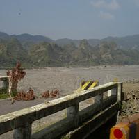 在河岸對岸是「十八羅漢山」，屬於國家風景區之一，也是台灣南部地區重要的礫石層地景，其地形特徵是許多小型的山丘，彷彿羅漢佇立，因而被命名為「十八羅漢山」。在本次八八風災也造成國家風景區管理處建築物的損壞。