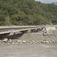 由上游側觀察寶來二號橋，為避免未來洪水造成橋面損毀，河川局緊急派遣怪手進行河川清淤作業。