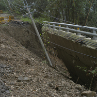 原本保護道路的護坡在八八風災的肆虐下損壞，混凝土結構體明顯往下滑動，而原本路面填土的部分也因結構損壞加上侵蝕而喪失，使得路基流失使道路交通順暢受到嚴重威脅。