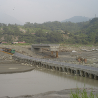 照片中斷橋為甲仙大橋，在2008年9月辛勒克颱風來襲時便已被沖毀，顯示橫跨高屏溪主支流的各橋樑都是屬於易損害的危險橋樑。未來可能需要以新的工法進行施工，減少橋樑被沖毀的危機。