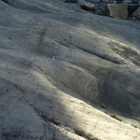 奧萬大森林遊樂區的岩層主要以板岩為主，由於在河川不斷的沖刷下，表面顯得相當光滑且易碎，常導致災害。
