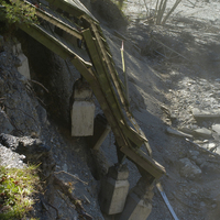由於河岸的路基不斷的被沖刷，使得位於河岸的步道地基陷落，步道的基樁因路基流失而裸露出來。