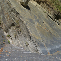 奧萬大森林遊樂區內的板岩邊坡形成一個傾斜的河床直坡。