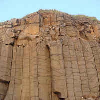 玄武岩柱狀節理景觀。在玄武岩出露地表後，慢慢風化形成土壤。本照片說明了土壤剖面中，土壤厚度並不厚，仍然正在發育中。