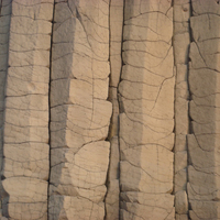 玄武岩柱狀節理。整齊的節理面，具有形狀、顏色、線條、質地之美，形成高品質的地景。