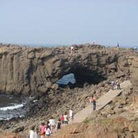 小門嶼地質公園的鯨魚洞地景。玄武岩柱狀節理經海水拍打成海拱的特殊地景。