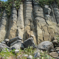 桶盤地質公園的海蝕平台，為一寬約100-150公尺，長約300公尺的平台。上為崩落的玄武岩塊。