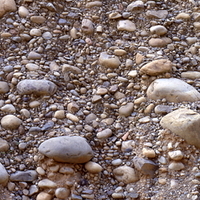 火炎山的礫石堆積層無明顯的層裡構造，淘選度不佳，主要由大小不均的砂岩夾雜細砂所組成。邊坡上出露的石塊則會因重力作用或降雨的沖刷而掉落，也因此造成邊坡不斷的後退與河道寬度的增加。