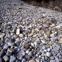 大小礫石遍布於河道及沖積扇上，為火炎山內隨處可見的景觀。這些礫石多成橢圓至圓形，主要成分為石英含量高且經輕度變質的石英砂岩，堅硬度極高，為品質良好的砂石骨材。