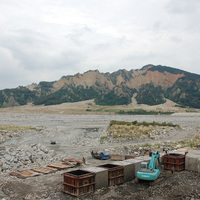 由大安溪南岸眺望火炎山，可看到整個火炎山地區的全景。照片下方為大安溪河床正在進行的河床整治工程。
