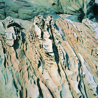 地質構造如節理會控制著地表地形的發育，照片中岩石表面的起伏成縱向分布，恰好與岩石的節理方向相同，且侵蝕營力也容易沿著節理面作用，例如由表面化學物質的沈澱可觀察流水方向與節理、表面起伏有方向一致的關係。