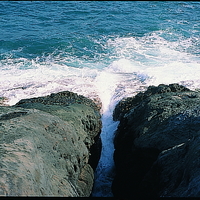 岩層間的節理，因侵蝕營力容易沿此破裂面進行風化侵蝕，而加大節理面成為海蝕溝。