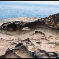拱狀石，中央部分因受到海水侵蝕作用而形成空洞，呈現中央有空洞的特殊小地景。拱狀石數量稀少，即使在野柳園區內亦是非常珍貴少見。