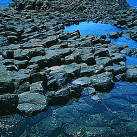 接近海岸的玄武岩，由於受到海浪的作用，玄武岩沿著柱狀節理斷裂，露出上方五角形或六角形的外貌，黝黑的玄武岩配合青綠色海岸的景色，一剛一柔互相呼應，形成獨特的地形景觀。