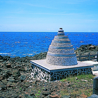 澎湖群島共約有五百座鎮風塔材料，以卵石、砂漿堆砌而成，形式為一逐層收縮的圓柱形塔，鎮風塔可代表澎湖人對於自然環境的態度。
