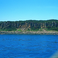 澎湖桶盤嶼玄武岩的柱狀節理，柱狀排列緊密，六角形的節理分明，筆直而整齊的排列，從海面上看更是巍峨壯觀。