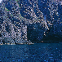 玄武岩海蝕崖與海蝕洞。直逼海岸的玄武岩經過海水侵蝕，會順著節理面或破裂面崩落，行成高聳陡直的海蝕崖。在某些部分侵蝕作用較為旺盛，會形成凹入的海蝕洞。