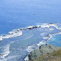 七美牛母坪。原本為火山凝灰岩平台，後來經海浪、潮汐侵蝕而形成的海蝕平台，外型酷似台灣島的縮小版，具有特殊的地形美感，現已成為七美重要的景點，吸引許多遊客造訪。