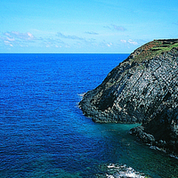 優美的玄武岩節理與碧海藍天，是澎湖群島最重要、特別的自然地景。