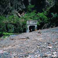 照片中敏督利颱風造成土石流淹沒公路，只剩下青山電廠隧道口清晰可見，顯示七二水災災害的嚴重性。