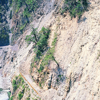 中橫公路的崩塌，大量的岩石沿著陡峭的邊坡向下崩落，造成部分路段路基崩落。
