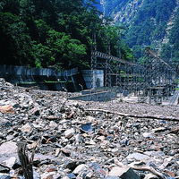 谷關水力發電廠相關設施，由於受到大甲溪溪水暴漲與土石大量移動，使電廠相關設施嚴重受損。