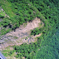 大甲溪流域許多地區遭受921地震災害，至今仍清晰可見。照片中崩塌地由稜線直下溪谷，是典型由地震所產生的崩塌。