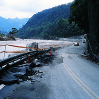 大甲溪河水暴漲造成河岸侵蝕並沖毀道路，使得中橫路段災情更加嚴重，部份路段甚至有水淹路面的現象。