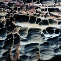 屏東佳樂水的砂岩表面由於鹽的風化作用，形成許多小洞穴，稱為「風化窗」。這些風化窗也是佳樂水的主要地景。