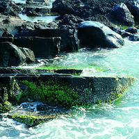 屏東佳樂水的岩岸地形，主要是由傾動的砂岩所形成的海岸侵蝕地形，海水拍打於該地區，形成許多小的海蝕平台景觀。