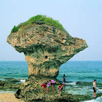 屏東小琉球的花瓶岩，是小琉球最著名的景點。其形成原因與「香菇石」相同，是海水侵蝕、拍打底部的位置，因此侵蝕成上大下小的特殊造型。