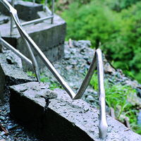 太魯閣國家公園的梅園-竹村步道，由於所經過路段地質非常破碎，容易發生落石的情形，照片中步道的圍欄與扶手等設施因遭受落石擊中而損壞。