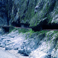 中橫公路九曲洞路段，由於河谷邊坡陡峻，無法修築道路，因此主要是由隧道所組成。這個路段是中橫公路最險峻的一段，也是風景最奇特的地區之一。。