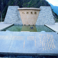 德基水庫「照亮別人」紀念碑，共刻有大壩施工期間殉職的二十八位工程人員與三位外國技師的大名，以紀念其為工程犧牲的事蹟，留予後人懷念。
