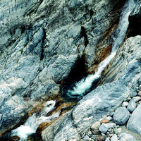 立霧溪兩岸河谷常可見小支流匯入，由於坡度大，使河水具有位能，向下游流動時產生很高的侵蝕力，因此使位在其下的河床形成連串的小深潭與急湍。水扮演著切割地表的角色。