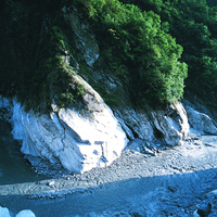 立霧溪河谷部份河道中有許多沈積物堆積。兩側河谷由於長期受到河川的側蝕，形成非常光滑的磨光面。
