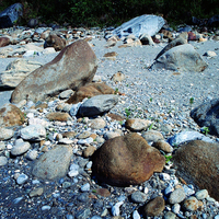 太魯閣國家公園神秘谷步道，是沿砂卡礑溪前進，在河谷中堆積許多大大小小的沈積物，這是由上游崩塌所產生的。其中黃褐色的礫石是屬於片麻岩，灰色的礫石則以片岩為主。