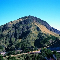 照片中的山頭是合歡山東峰，海拔3421公尺，也是台灣百岳之一。