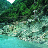 中橫公路立霧溪綠水。台灣電力公司為了監測立霧溪的水文狀況，在綠水地區設置相關的水文與氣象觀測設施，長期進行監測與紀錄。照片中的吊橋與流籠是工程人員測量河川剖面的設施。