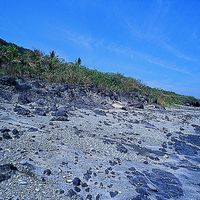 台灣的海岸常常面臨到海岸侵蝕的問題，尤其是東部地區。圖中的海灘，由於強勁的風浪拍打，細碎的礫石被帶到後方堆積，接近水面位置的只剩下尚未被風化破碎的基岩。
